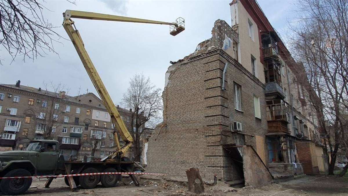 У Запоріжжі готують для консервації будинок, у якому ракета ворога зруйнувала один із під’їздів
