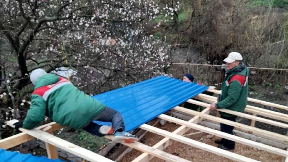 У Запоріжжі комунальники продовжують лагодити будинки приватного сектору, пошкоджені ракетною атакою