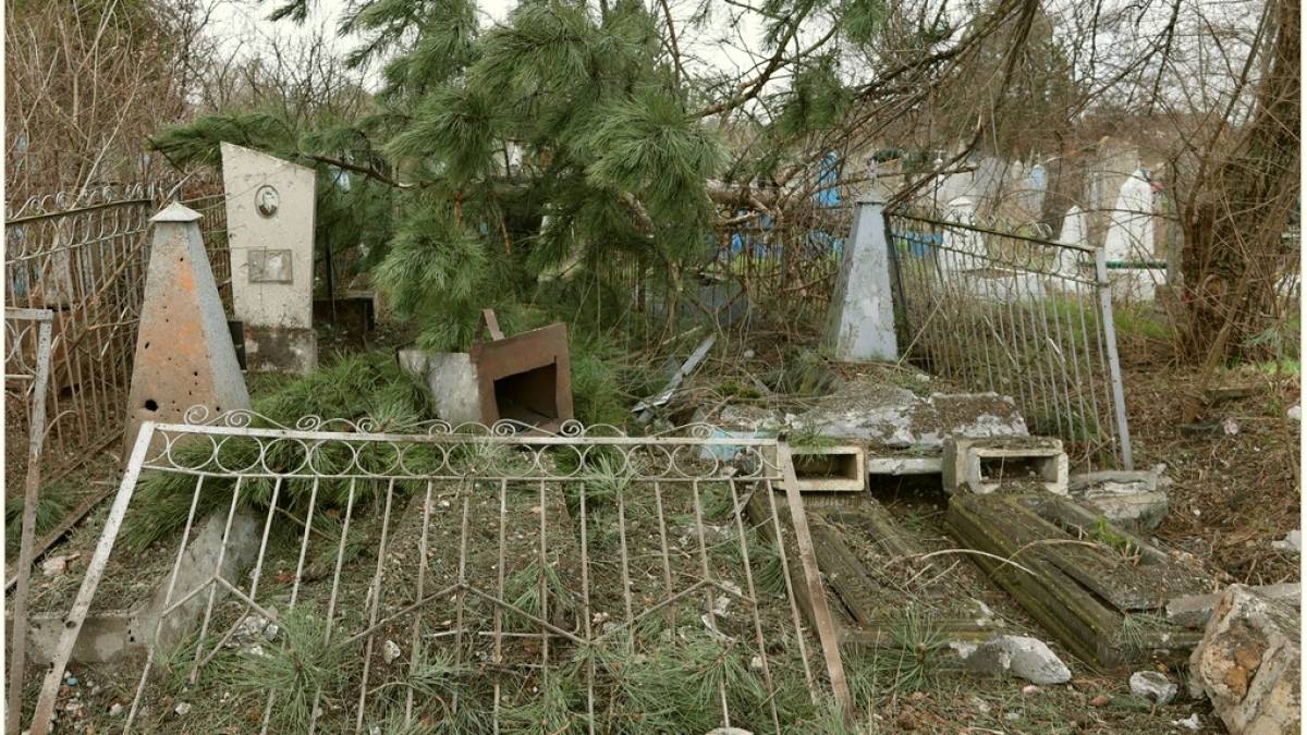 На Запоріжжі російські фашисти обстріляли з «граду» старовинне кладовище (фото)