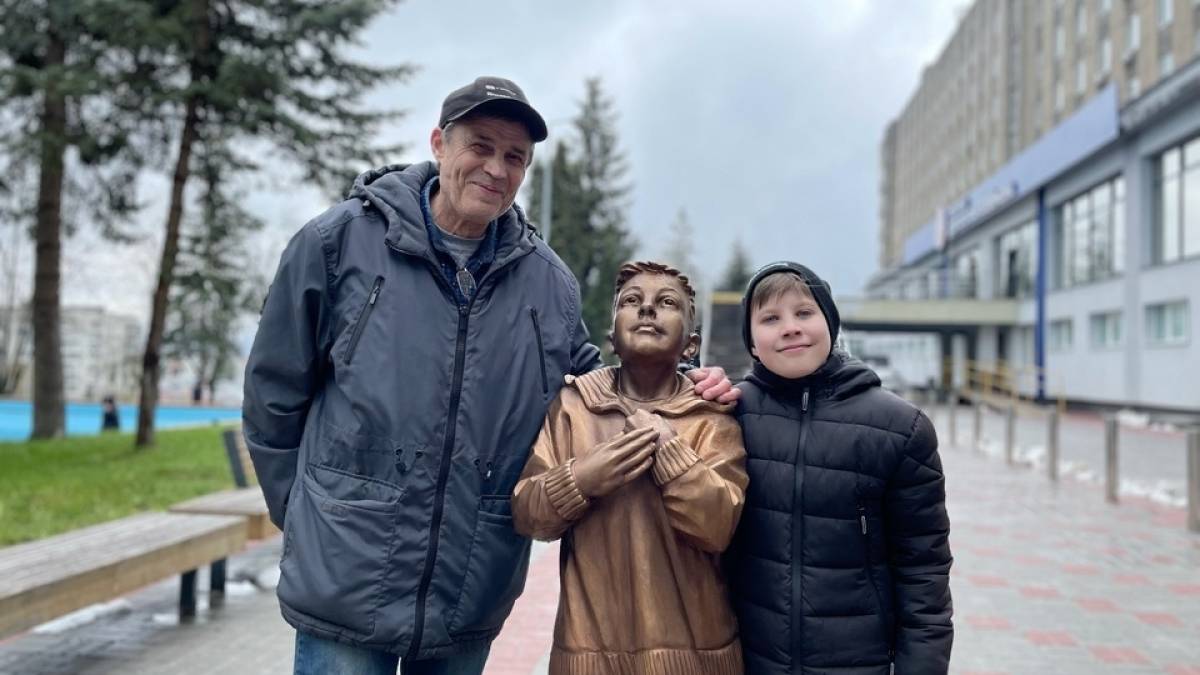 У Львові біля лікарні встановили скульптуру хлопчика, який дивиться на операційний блок і вірить в диво