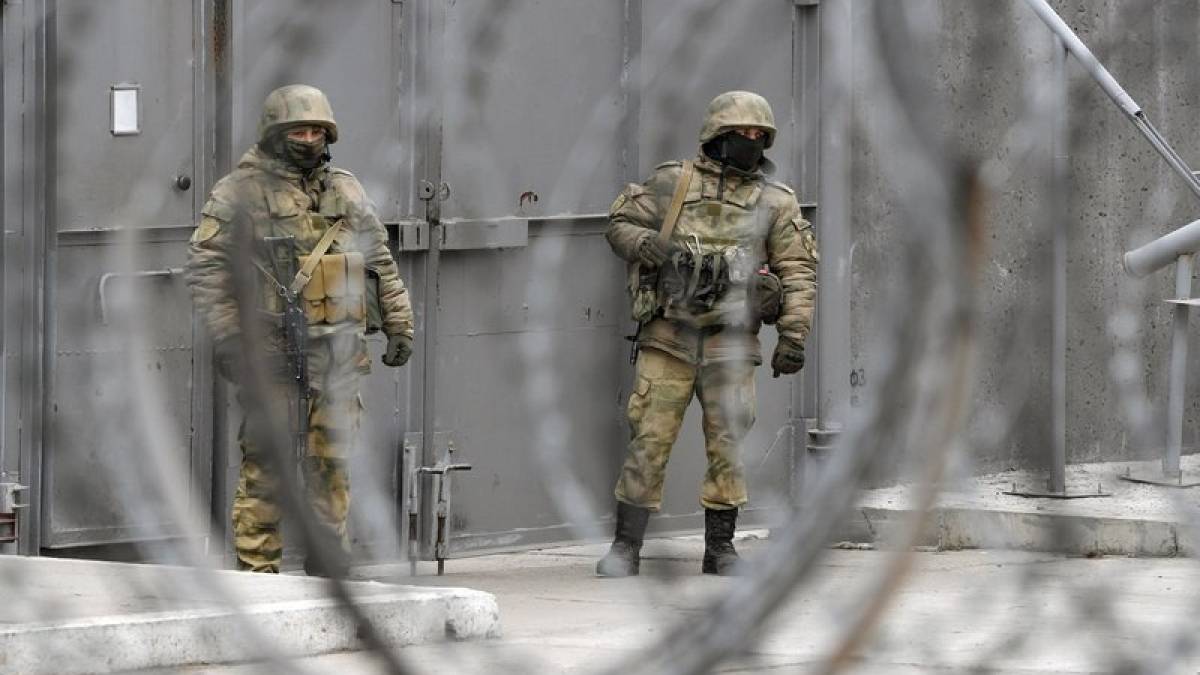 Щоб огородити під’їзди до Запорізької АЕС,  окупанти встановлюють додатковий паркан