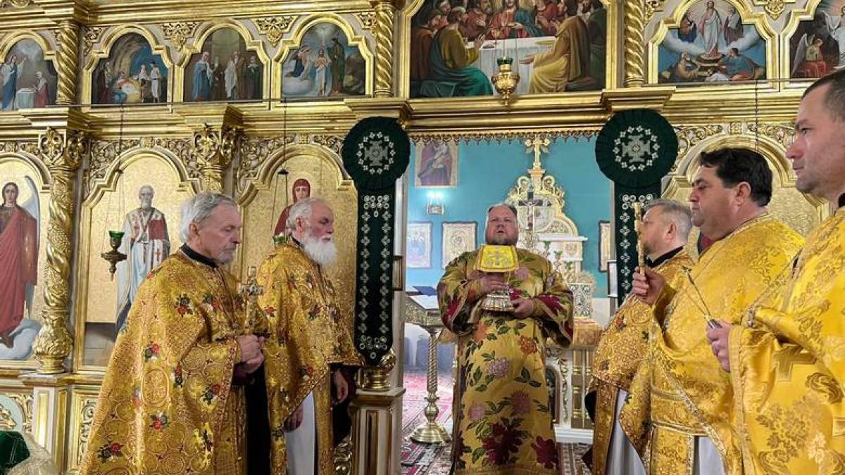 Божественна літургія у запорізькому кафедральному соборі Святої Трійці (фото)