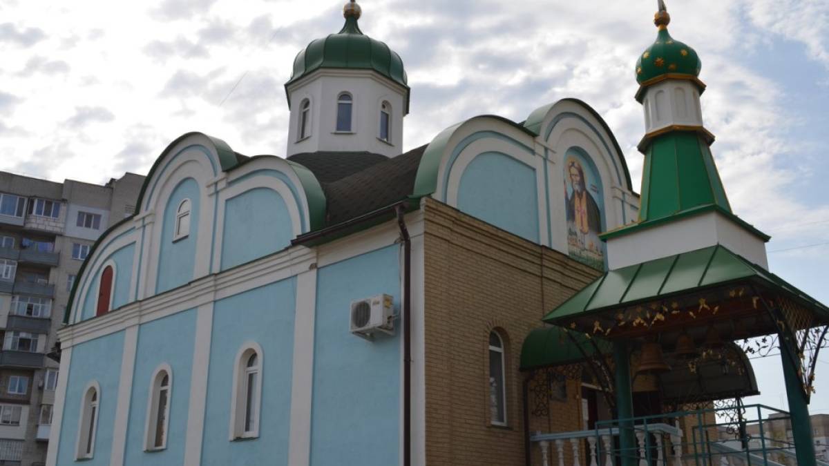 У Мелітополі біля церкви рашисти влаштували вірянам обшуки з собаками