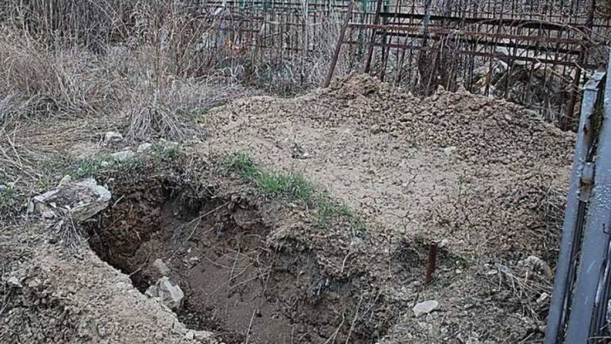 У Запорізькій області російські військові-мародери розкопують могили