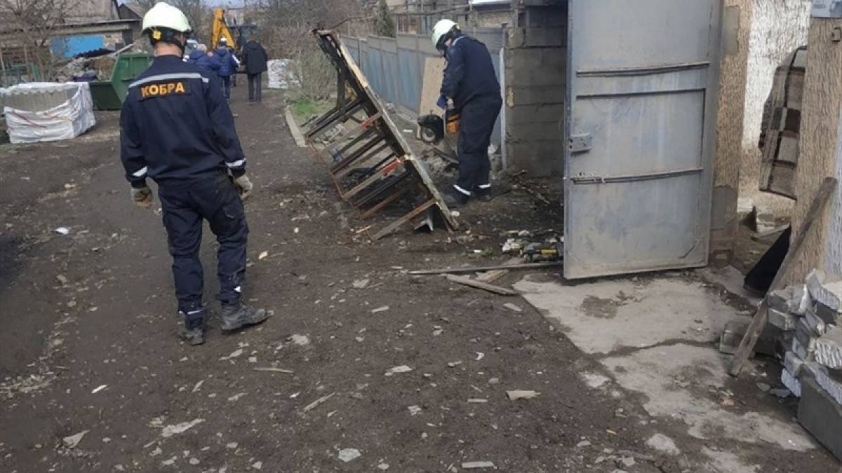 У Запоріжжі продовжується ліквідація наслідків вчорашнього обстрілу приватного сектору