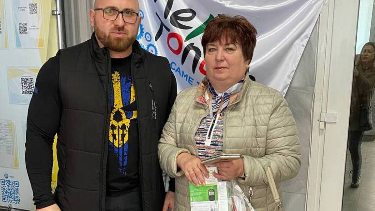 Силач-чемпіон із Мелітополя допоміг землякам-переселенцям, які мають цукровий діабет (фото)