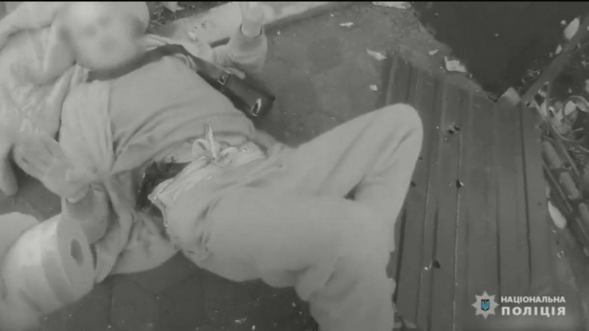 На Запоріжжі поліцейські врятували від смерті чоловіка з мінно-вибуховим пораненням