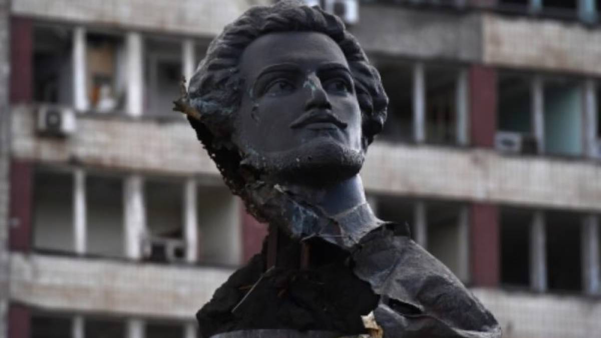 Окупанти знесли в Маріуполі пам’ятник Архипові Куїнджі