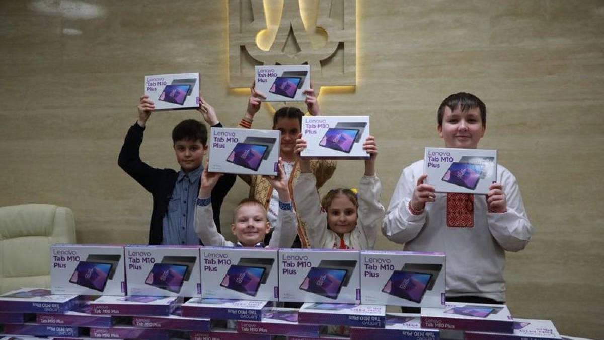 У Запоріжжі школярі із сімей переселенців отримали планшети для дистанційного навчання