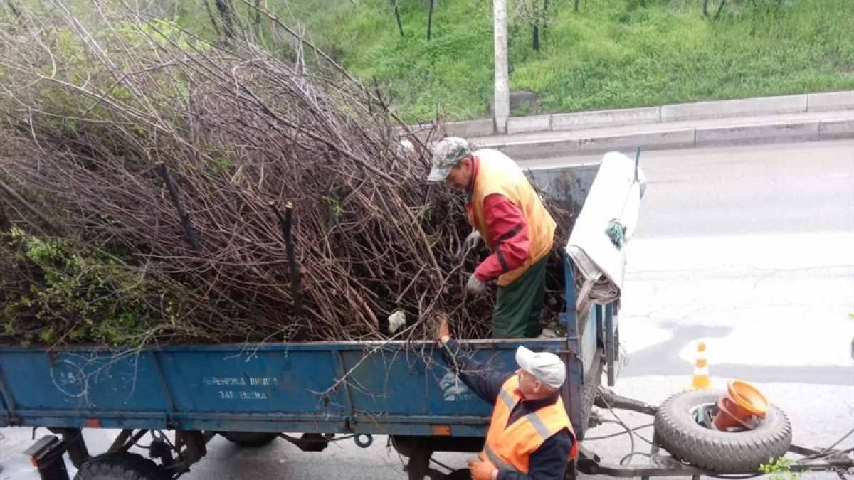 Комунальники Комунарського району Запоріжжя наводять чистоту