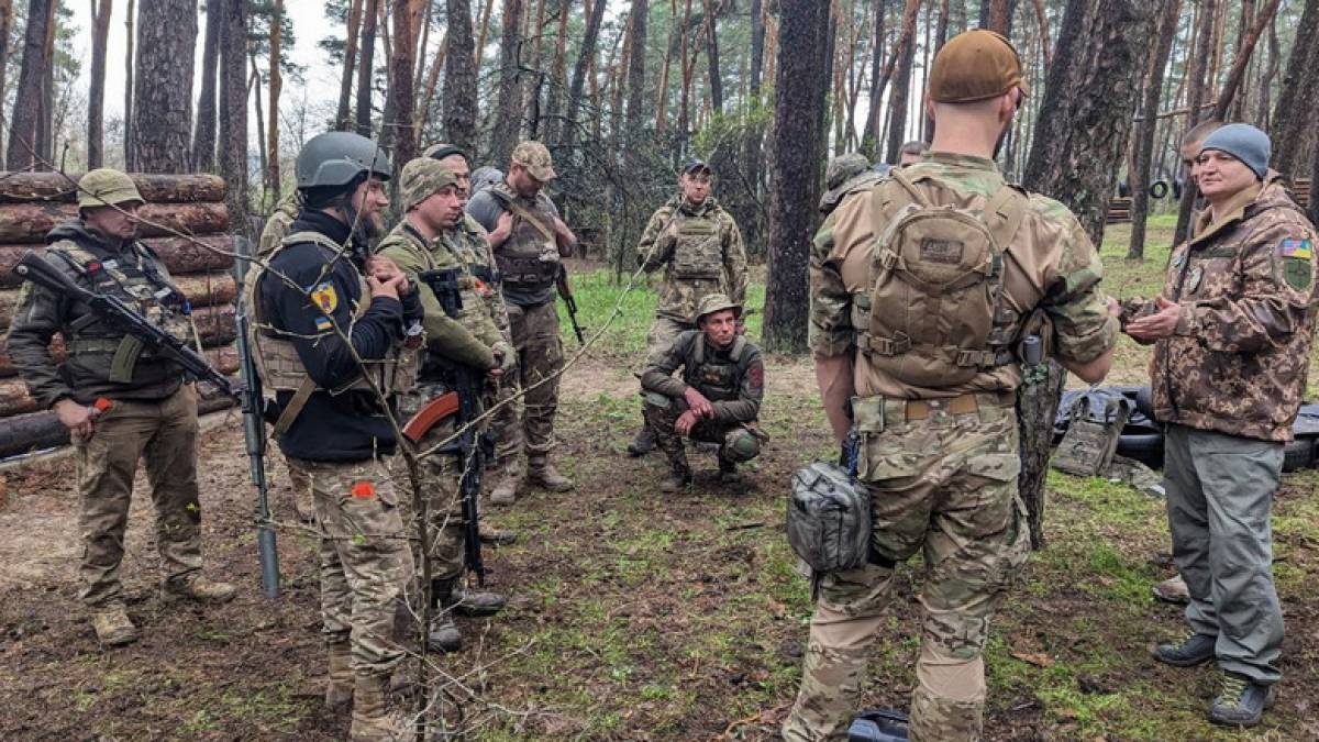 Бійцям Запорізької бригади тероборони передають свої знання іноземні інструктори (фото)