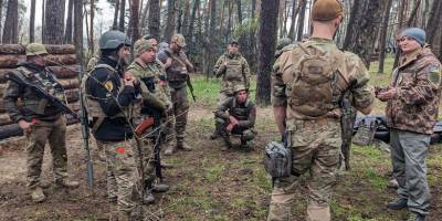 Бійцям Запорізької бригади тероборони передають свої знання іноземні інструктори (фото)