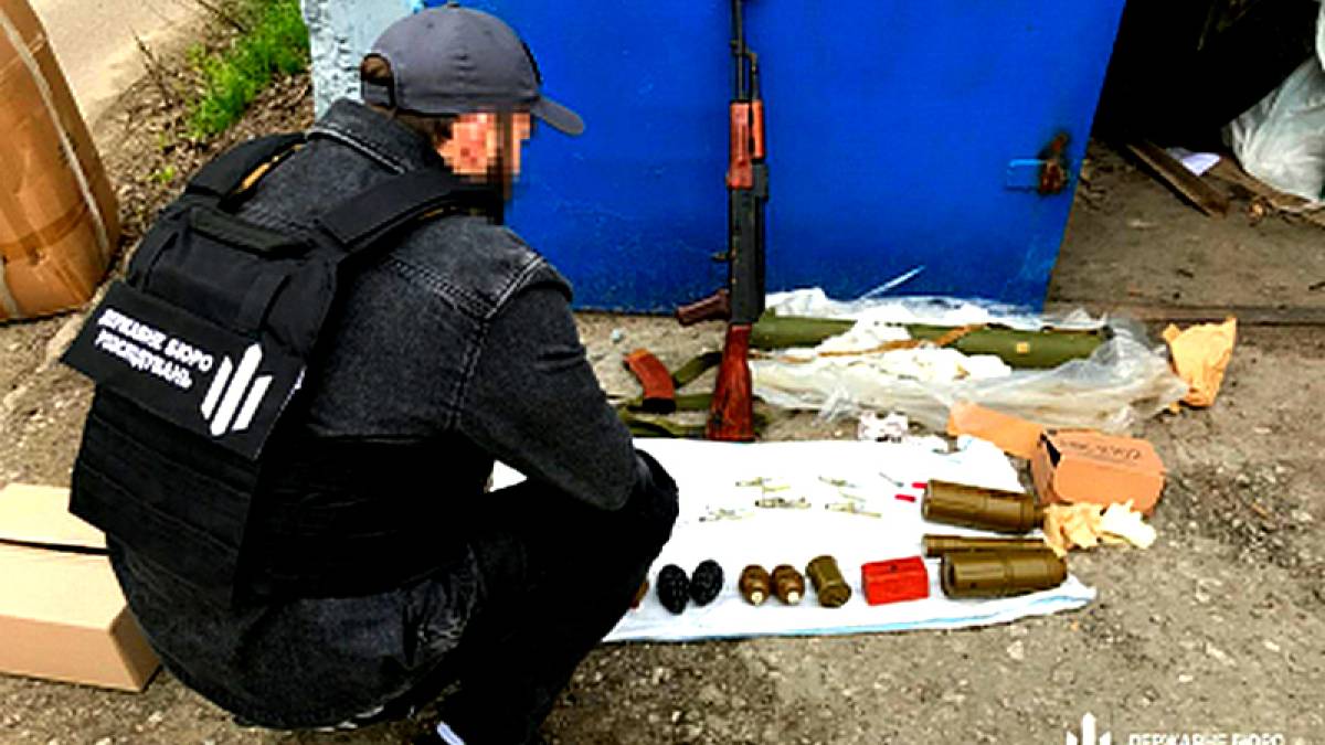 ДБР викрило запорізького правоохоронця, який облаштував схрон зі зброєю у своєму гаражі (фото, відео)
