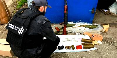 ДБР викрило запорізького правоохоронця, який облаштував схрон зі зброєю у своєму гаражі (фото, відео)