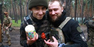 Бійцям Запорізької бригади тероборони привезли паски та святковий настрій (фото)