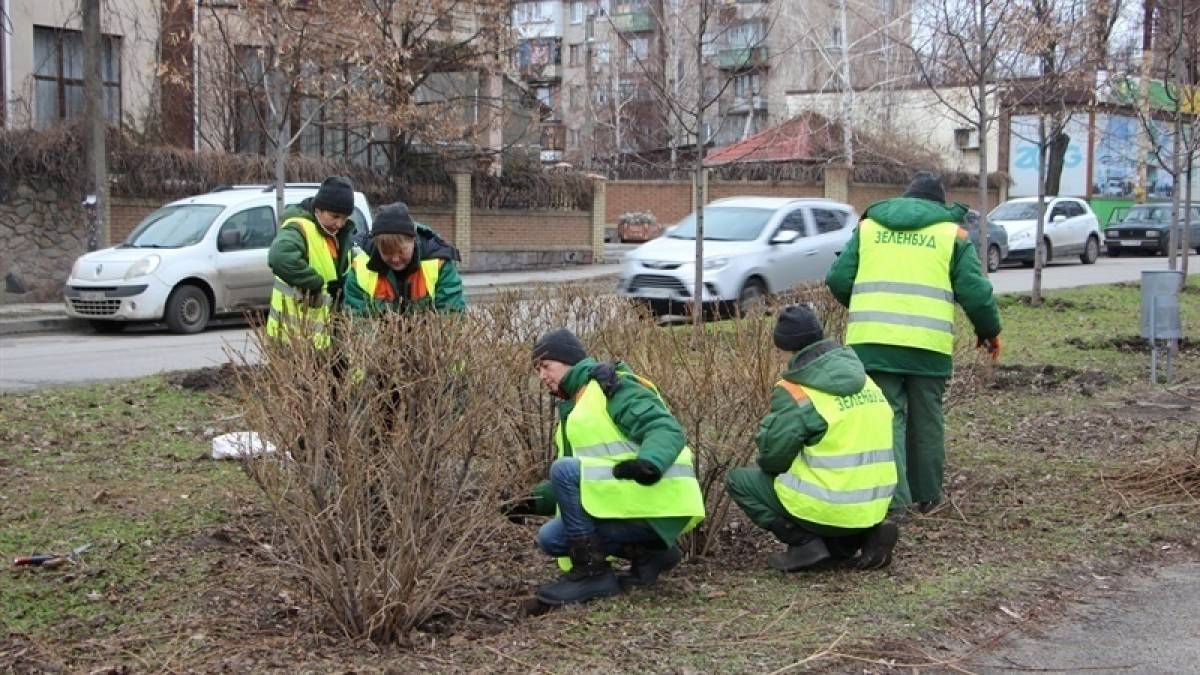 Запорізькі комунальники продовжують наводити лад у парках і скверах