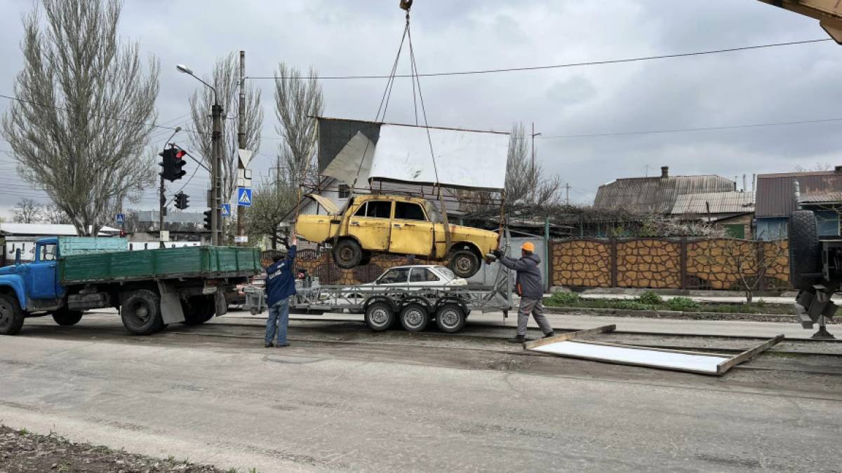 У Запоріжжі демонтували іржаву “рекламну конструкцію”,  фото