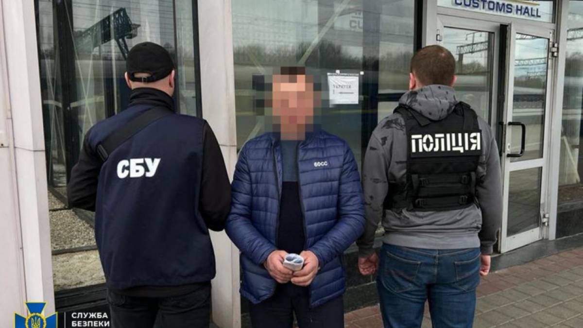 Провідник запорізького поїзда переправляв ухилянтів за кордон у вентиляційній системі, фото, відео