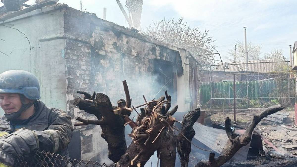 На Запоріжжі по багатостраждальному Оріхову рашисти вдарили забороненими запалювальними снарядами (фото)