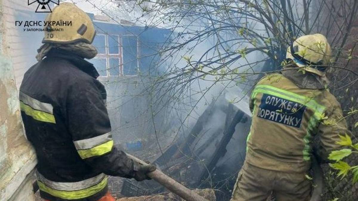 Запорізькі рятувальники ліквідували 3 пожежі в Оріхові, спричинені ворожими обстрілами (фото)