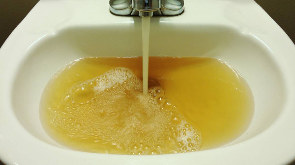 Увага! У Запоріжжі вода в кранах може стати жовтою: чи варто лякатися?