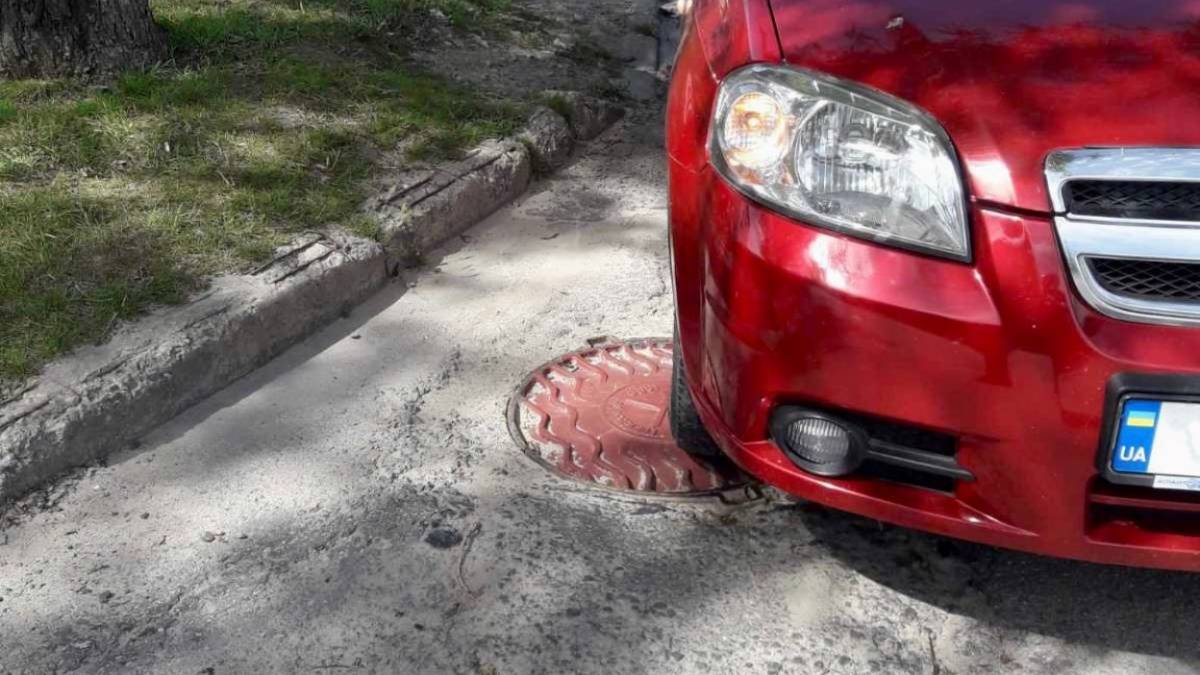 На вулицях Запоріжжя з’явилися люки, на яких не можна паркуватися