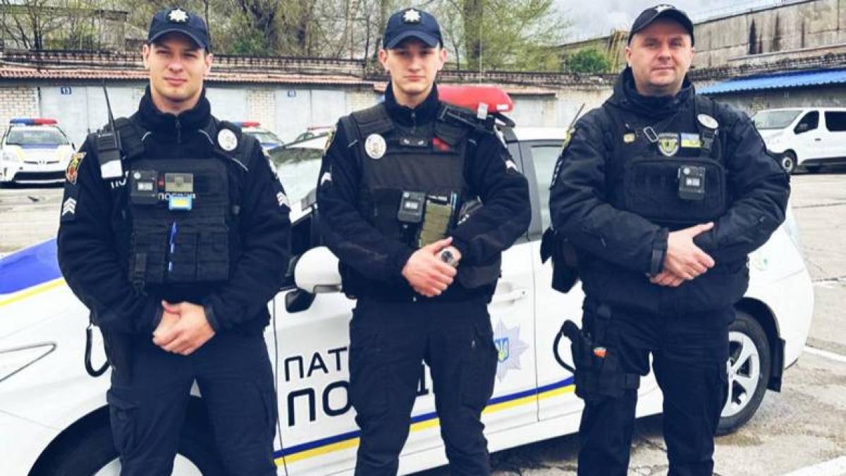 У Запоріжжі патрульні врятували жінку, яка випала з вікна