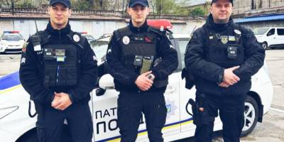У Запоріжжі патрульні врятували жінку, яка випала з вікна