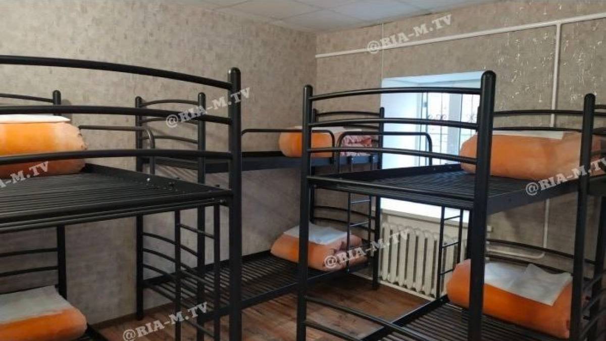 У Мелітополі окупанти відправили безпритульних рити окопи та привласнили їхній хостел