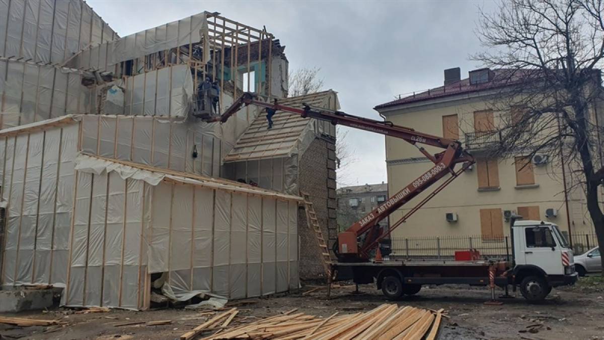 У Запоріжжі триває консервація постраждалого від ракетного обстрілу будинку (фото)