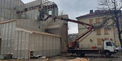 У Запоріжжі триває консервація постраждалого від ракетного обстрілу будинку (фото)