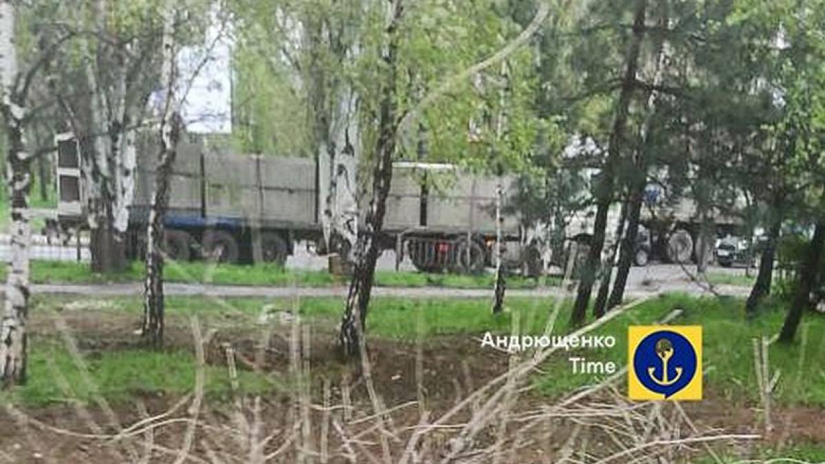 У бік Бердянська окупанти везуть через Маріуполь бетонні укріплення