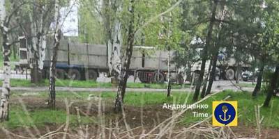 У бік Бердянська окупанти везуть через Маріуполь бетонні укріплення