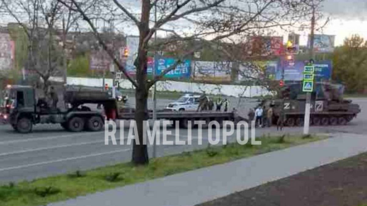 У Мелітополі рашисти перевернули ЗРК «Тор», а потім, реанімувавши його, потягли на лафеті