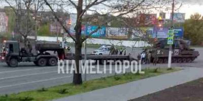 У Мелітополі рашисти перевернули ЗРК «Тор», а потім, реанімувавши його, потягли на лафеті