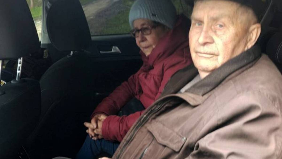 На Запоріжжі поліцейські допомогли виїхати з-під обстрілів літній подружній парі (фото)