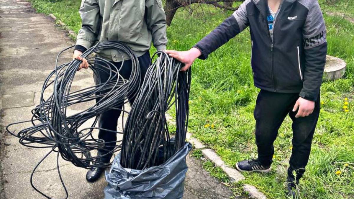Запорізькі патрульні «на гарячому» затримали злодюжок кабелю (фото)