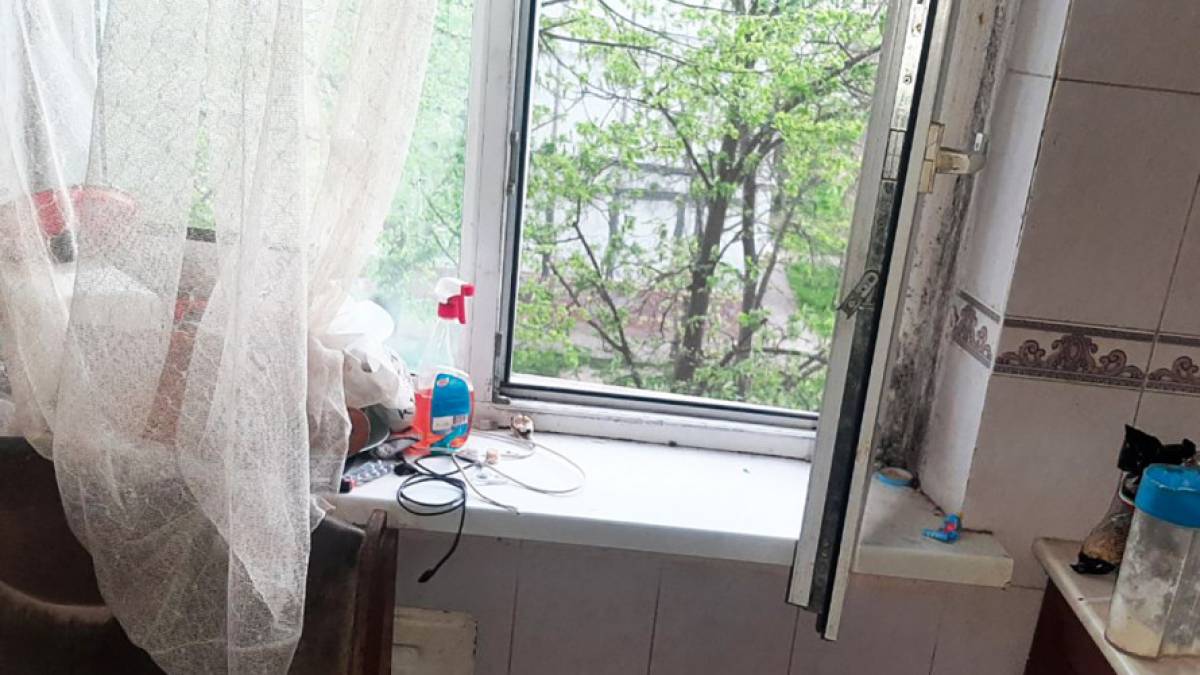 У Запоріжжі семирічний хлопчик випав із вікна третього поверху