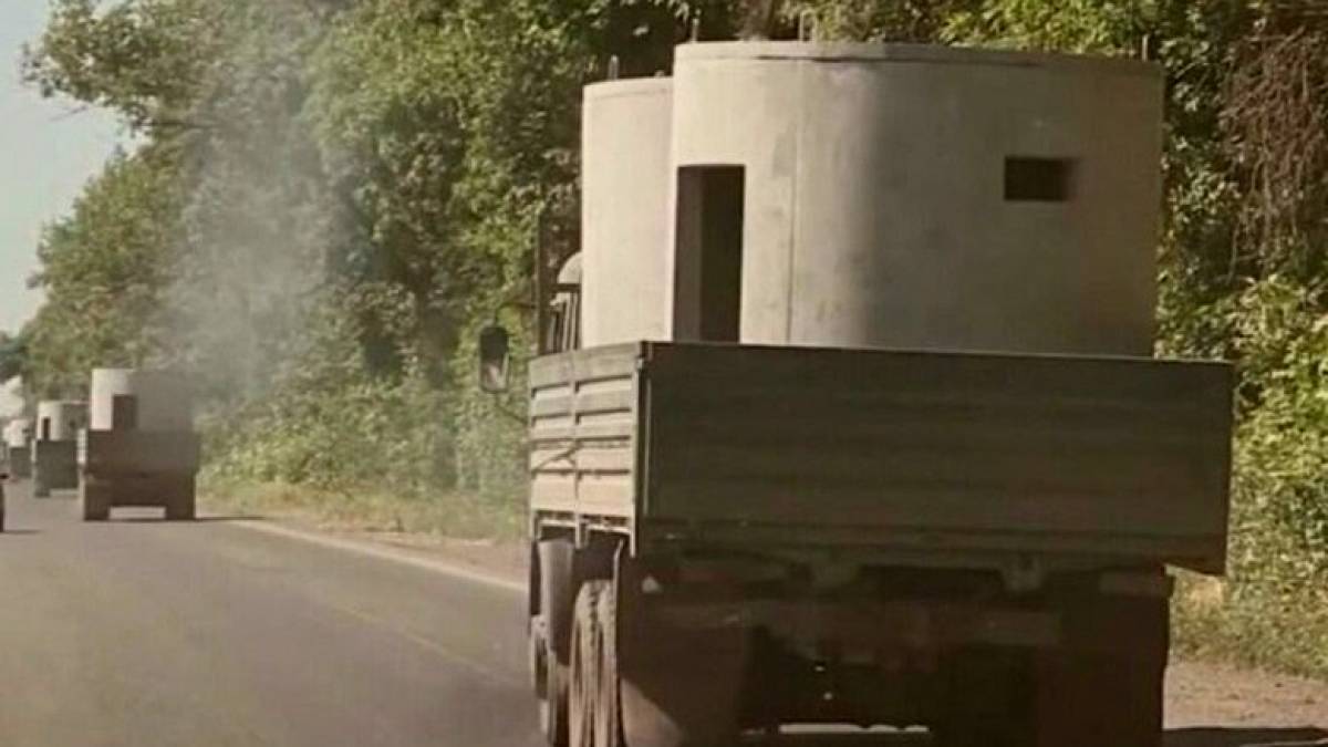 На Запоріжжі у бік окупованого Енергодару орки везуть… бетонні оборонні доти (фото)