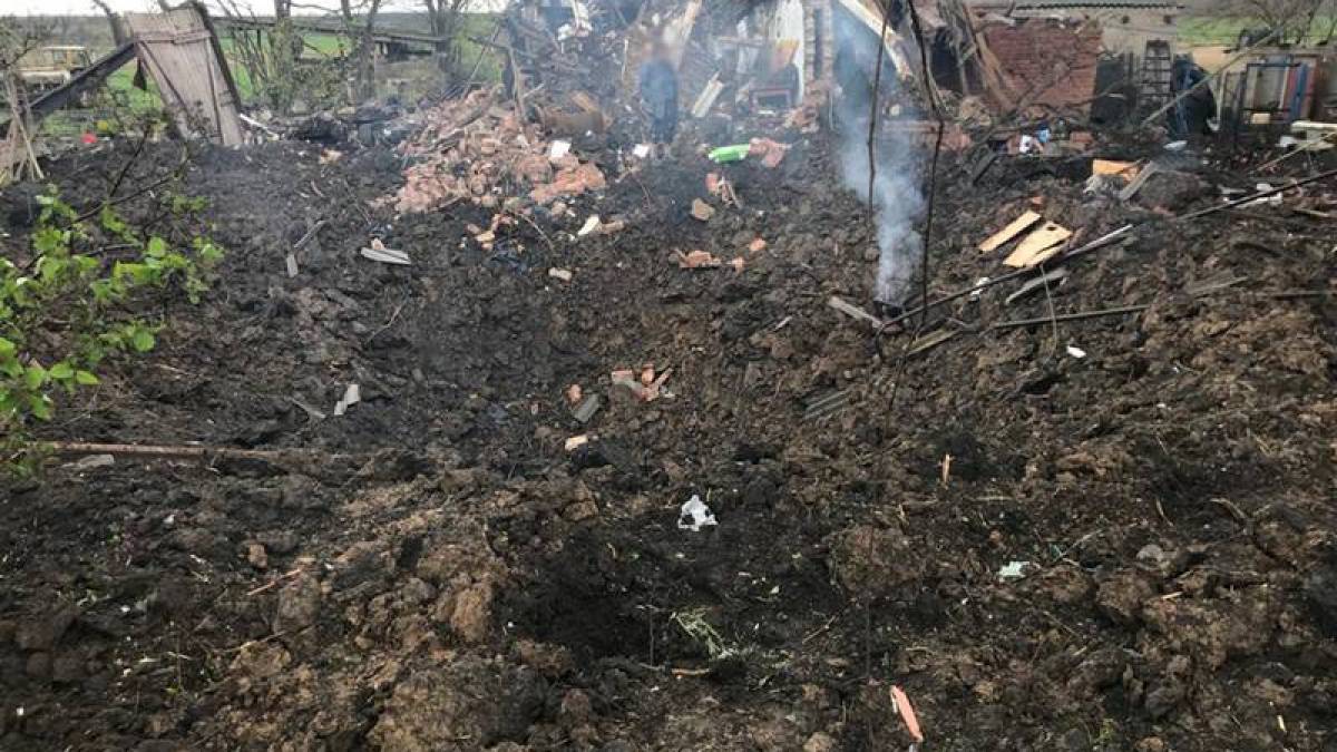 У селі на Запоріжжі після авіаудару окупантів утворилася воронка діаметром 8 метрів (фото)