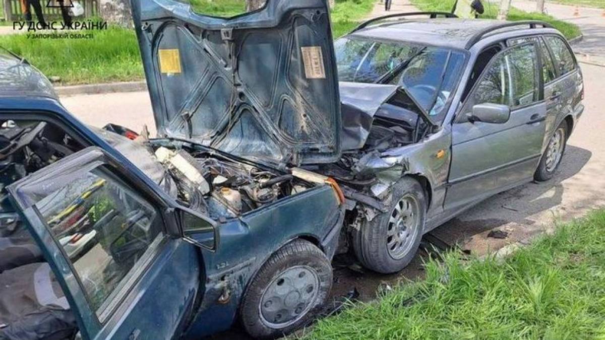 У Запоріжжі – ДТП смертельним наслідком: зіткнулися BMW та «Славута» (фото)