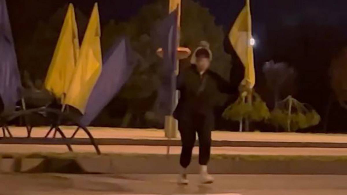 У Запоріжжі притягли до відповідальності дівчину, яка зняла на центральному проспекті 2 прапори
