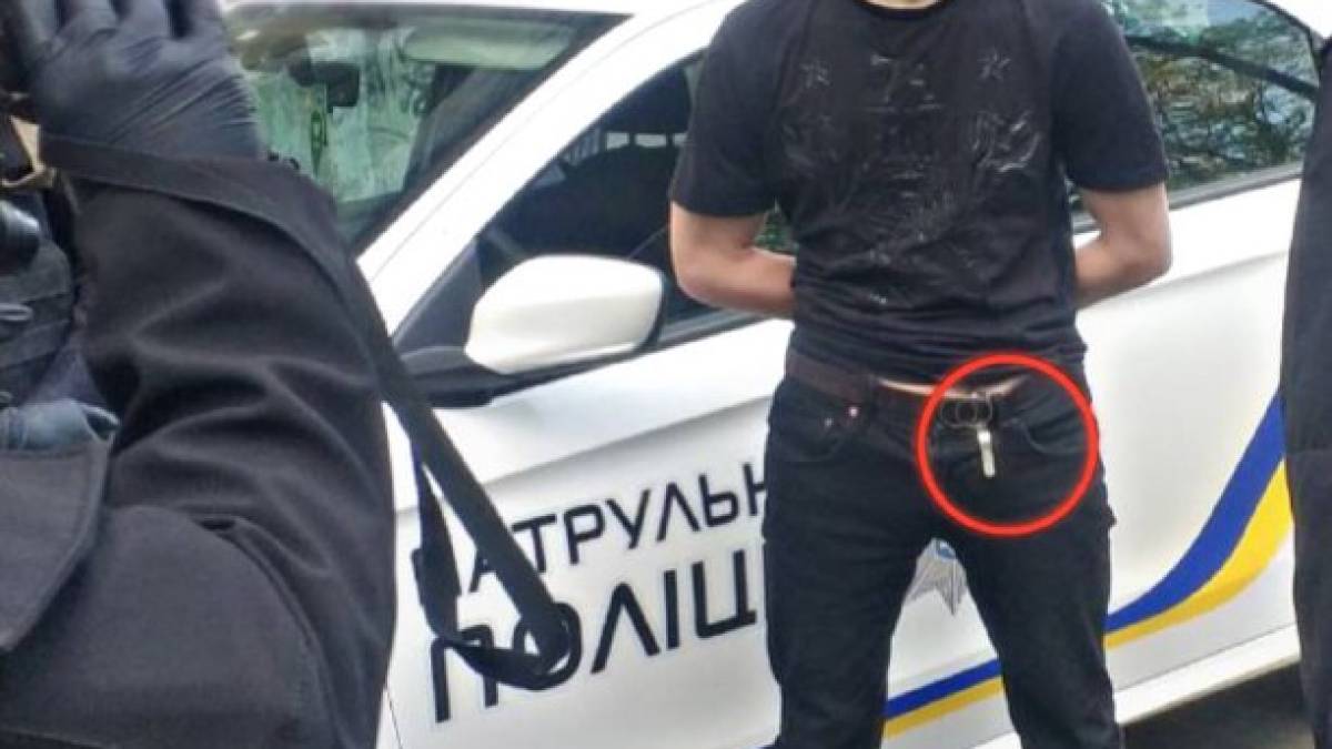 У Запоріжжі чоловік розгулював по вулиці …з бойовою гранатою на поясі