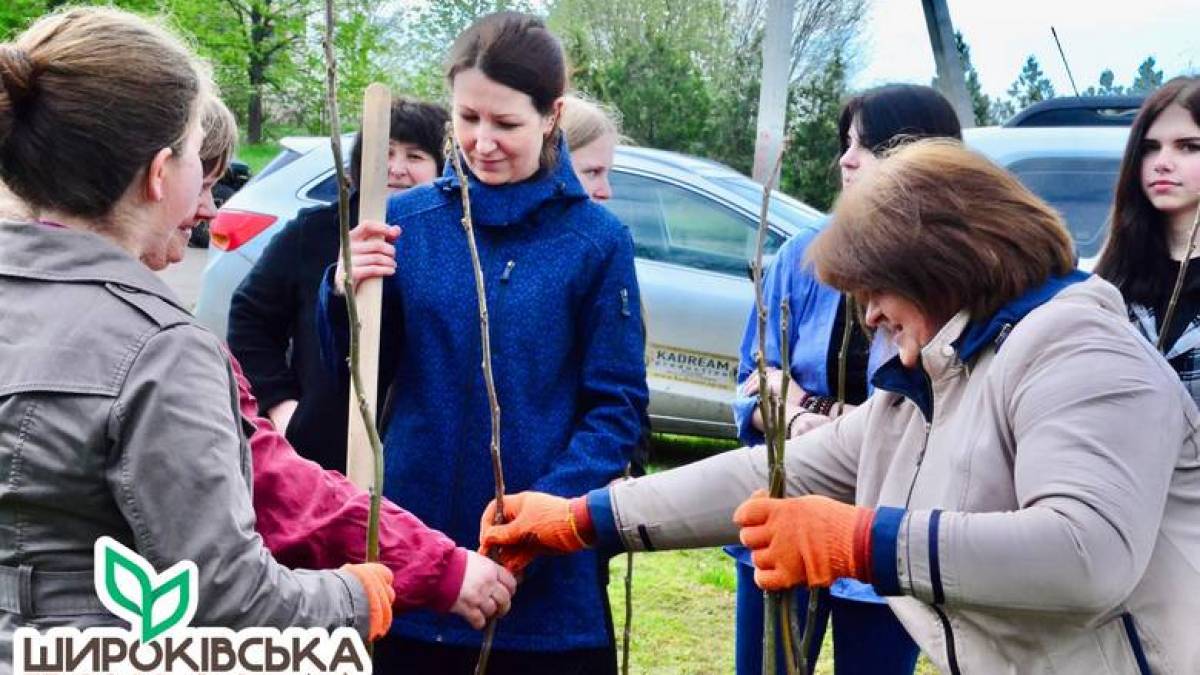 Під Запоріжжям висадили саджанці горіха, вивезені із саду, який замінували окупанти