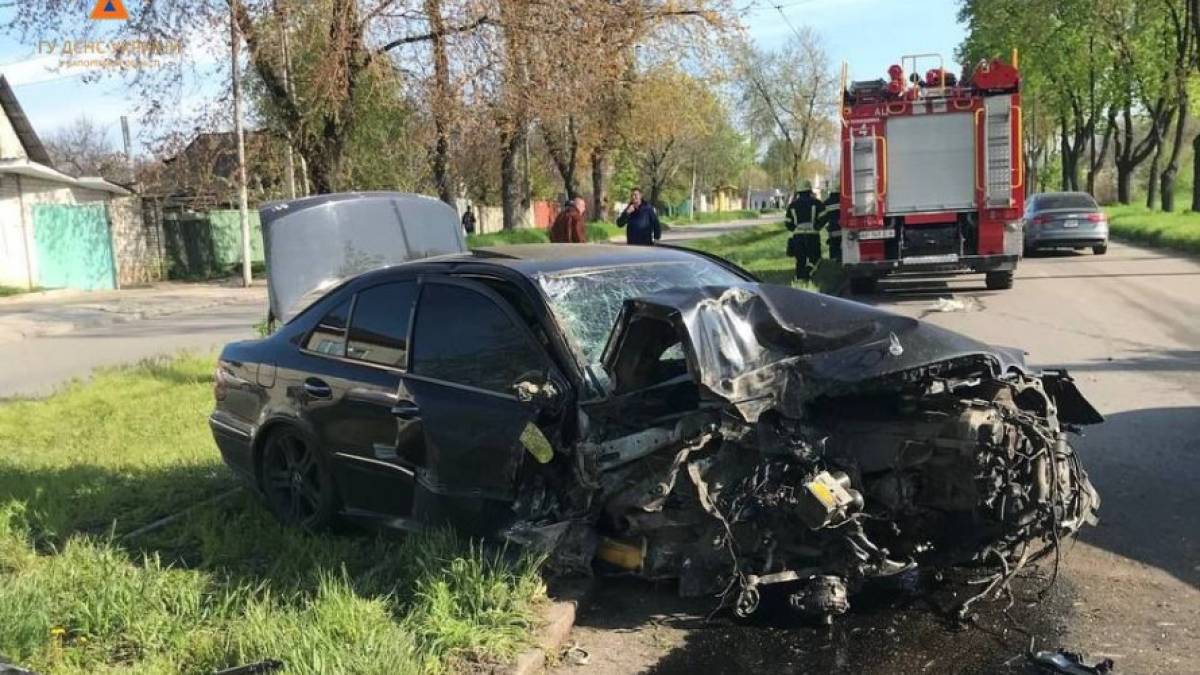 У Запоріжжі зіткнулися дві іномарки: на допомогу викликали рятувальників, фото