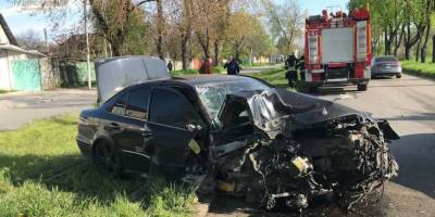 У Запоріжжі зіткнулися дві іномарки: на допомогу викликали рятувальників, фото