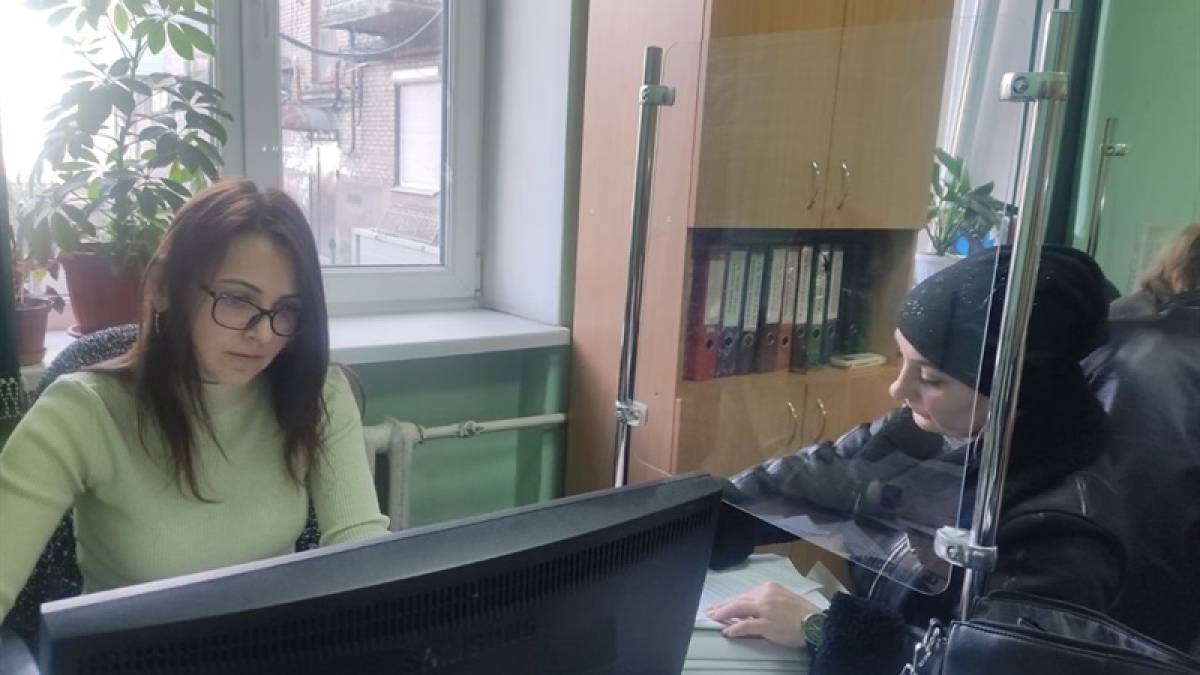 Запоріжці, житло яких зруйноване внаслідок ракетних обстрілів, отримують матеріальну допомогу