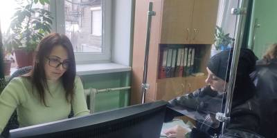 Запоріжці, житло яких зруйноване внаслідок ракетних обстрілів, отримують матеріальну допомогу