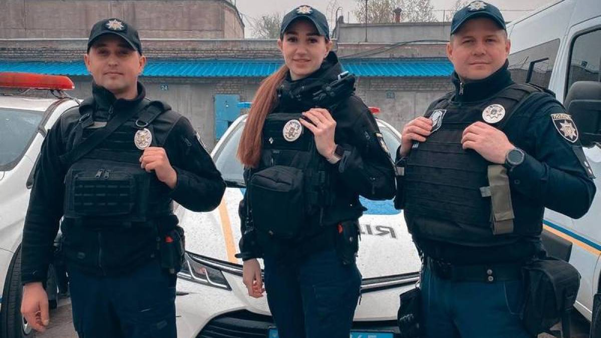 У Запоріжжі патрульні допомогли 80-річній бабусі, яка впала та травмувалася в зачиненій квартирі