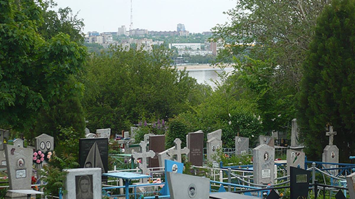 У Запоріжжі на цвинтарі з недужим чоловіком трапилася біда, подробиці